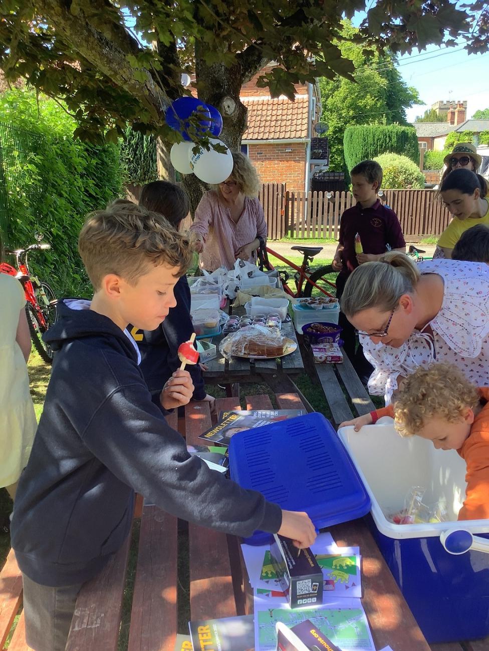 Chirton Primary School pupils sell ice creams for Julia's House